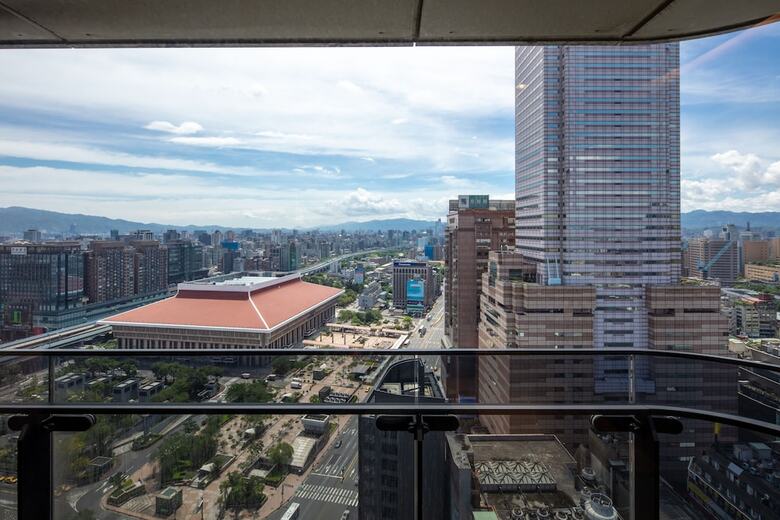 Roaders Plus Hotel Taipei Station