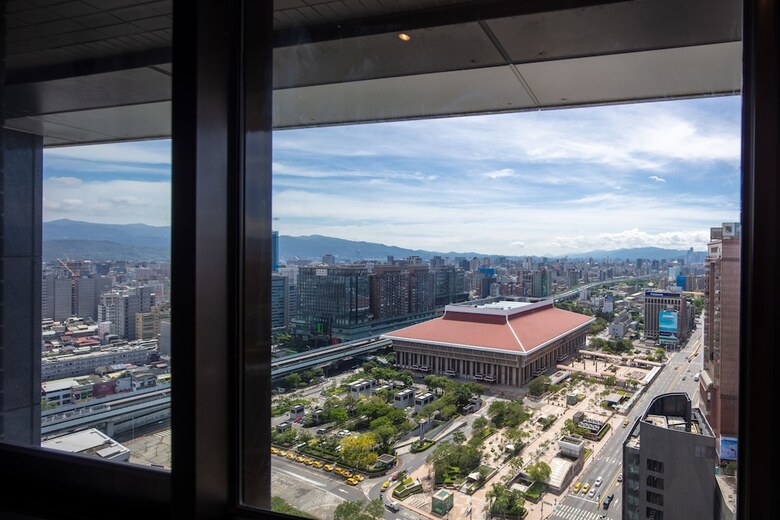 Roaders Plus Hotel Taipei Station