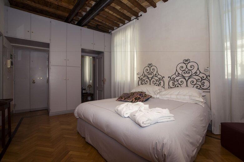 Rome Frattina 27