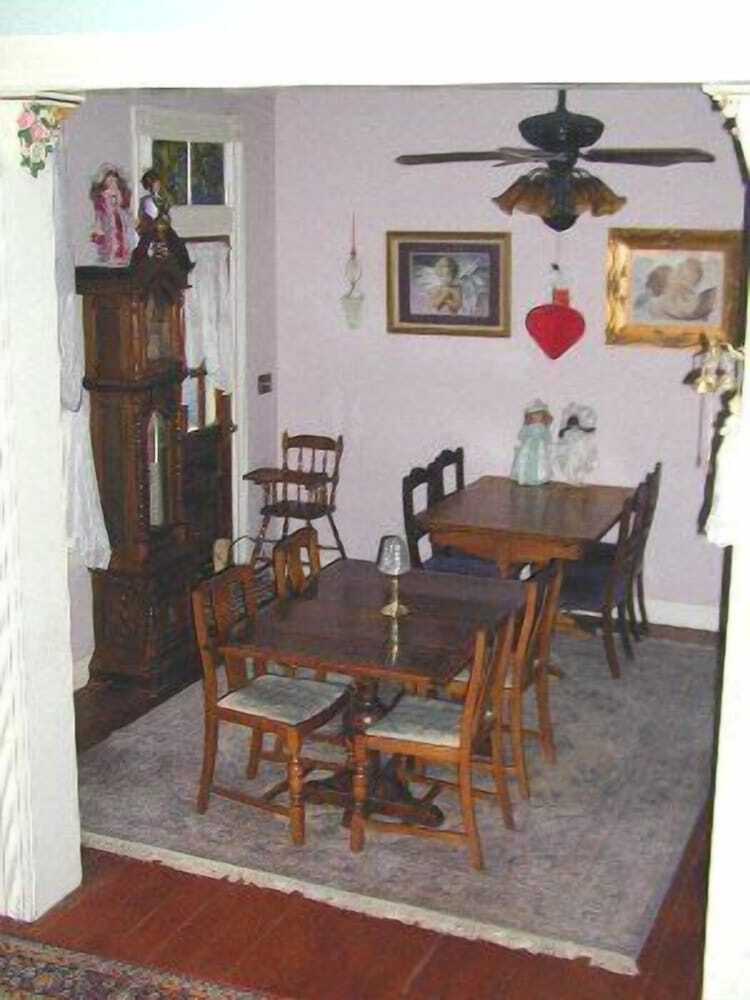 Robins Nest Bed & Breakfast