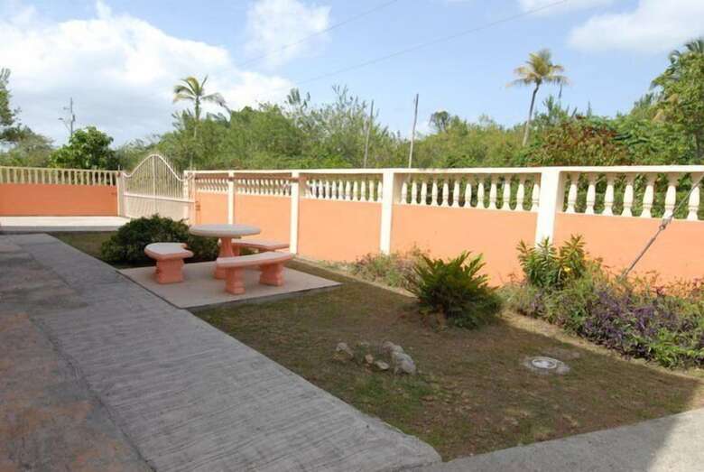 J&g's Tropical Apartments