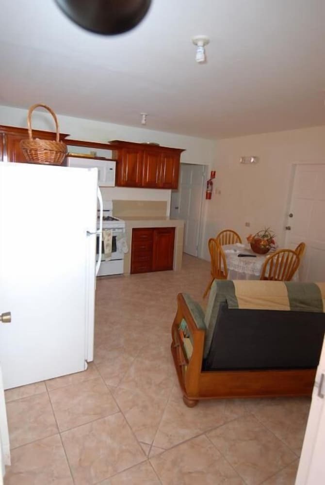J&g's Tropical Apartments