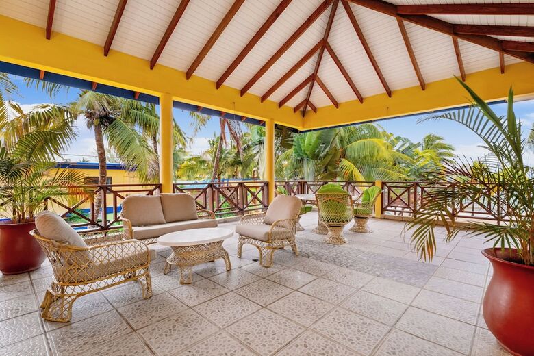 Coconut Row Boutique Hotel