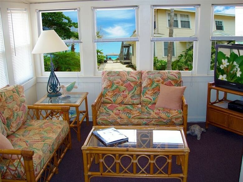 Aparthotel Sun N Fun Beachfront Vacation Rentals