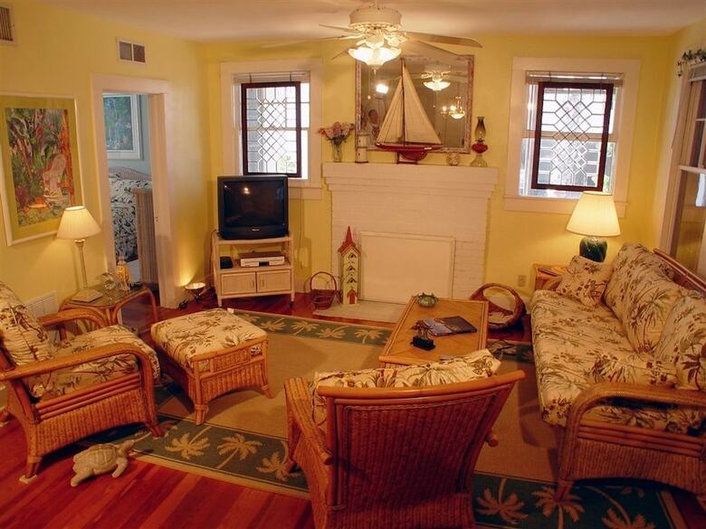 Aparthotel Sun N Fun Beachfront Vacation Rentals
