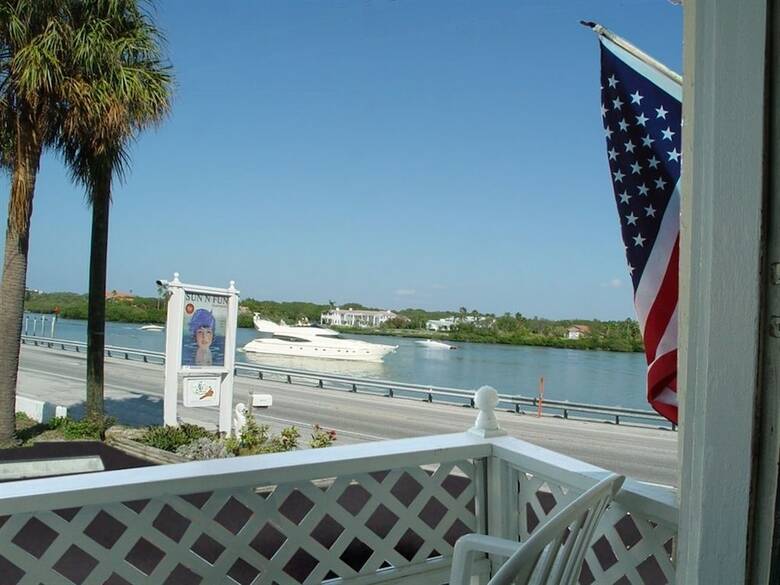 Aparthotel Sun N Fun Beachfront Vacation Rentals