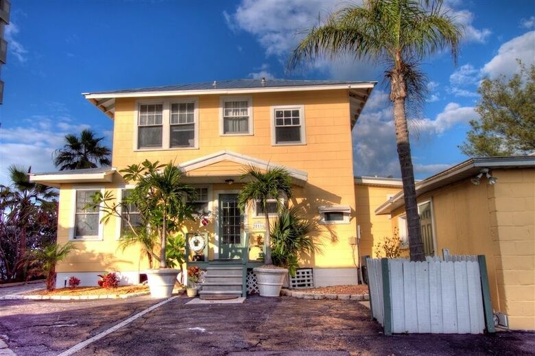 Aparthotel Sun N Fun Beachfront Vacation Rentals
