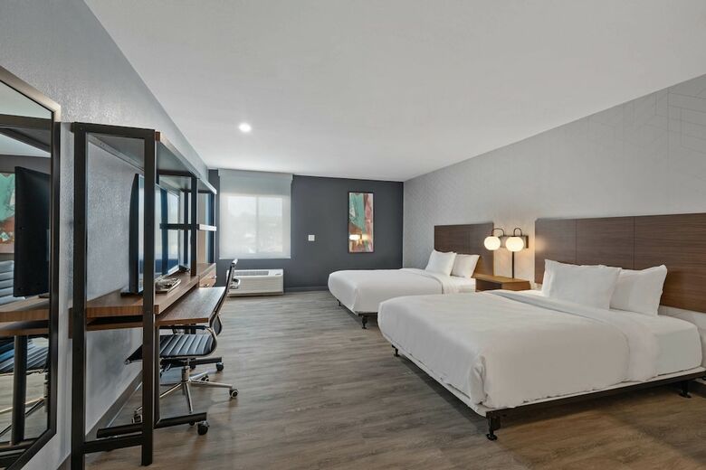 Hotel Everhome Suites Corona