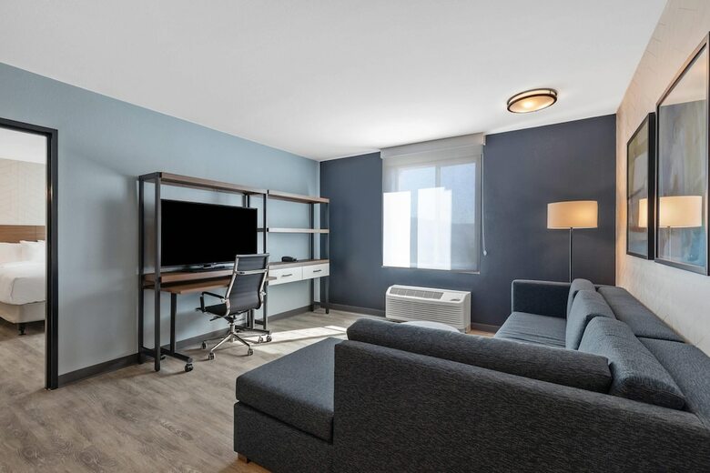 Hotel Everhome Suites Corona
