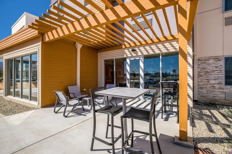 Hotel Everhome Suites Corona