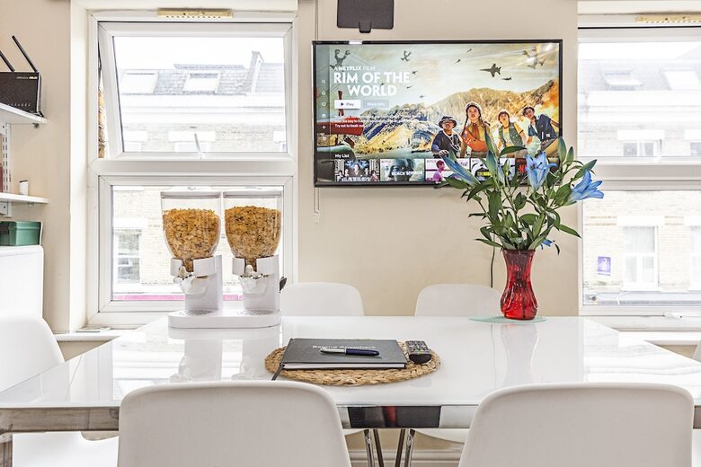 Greyhound Road Rooms