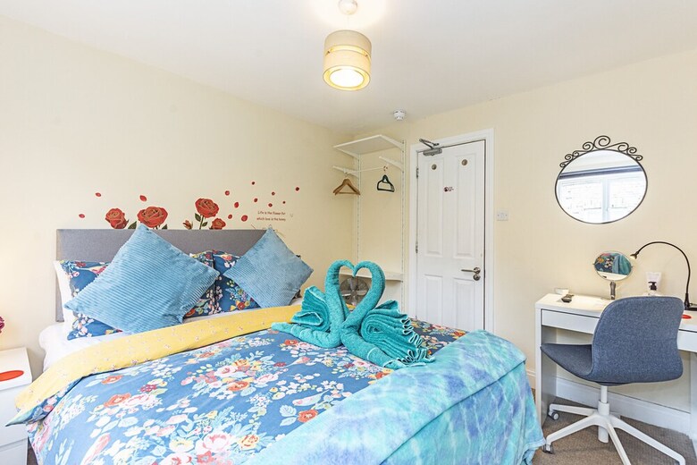 Greyhound Road Rooms