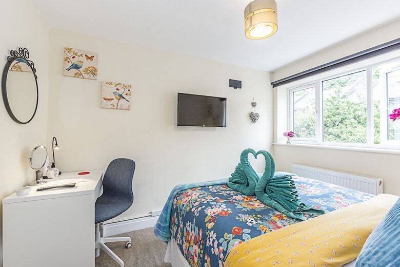 Greyhound Road Rooms