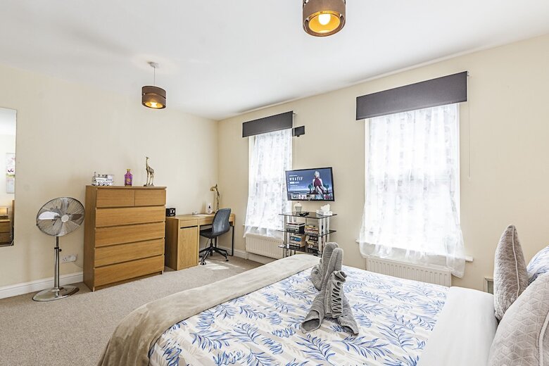 Greyhound Road Rooms