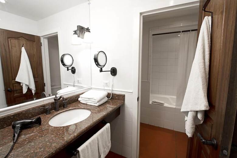Isla De Flores Hotel