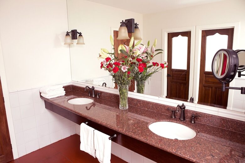Isla De Flores Hotel