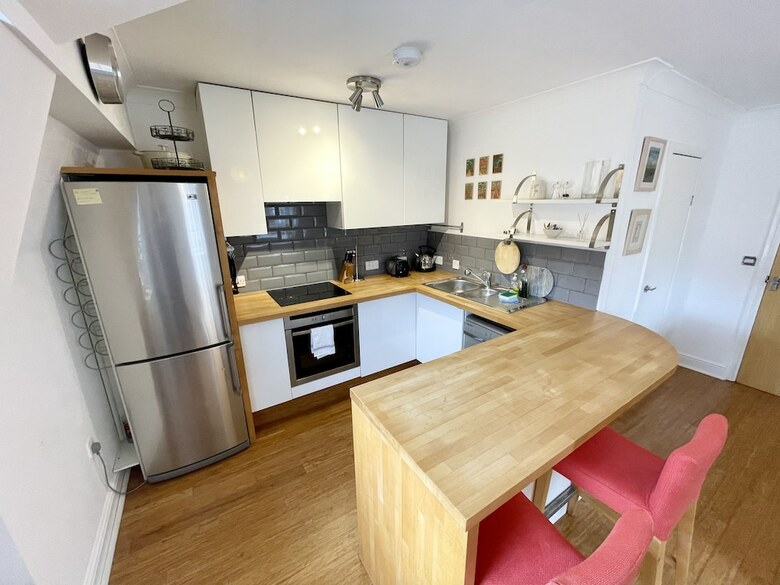 Bright 1 Double Bed Apartment Near Cabot Circus