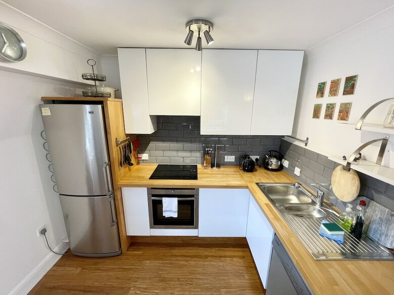 Bright 1 Double Bed Apartment Near Cabot Circus