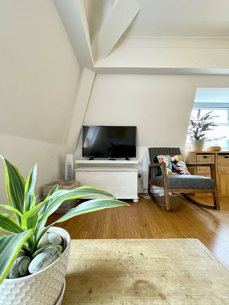 Bright 1 Double Bed Apartment Near Cabot Circus