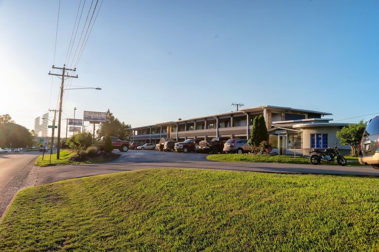 Hotel Riverside Inn And Suites