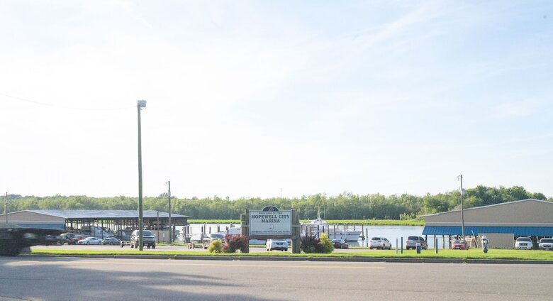 Hotel Riverside Inn And Suites
