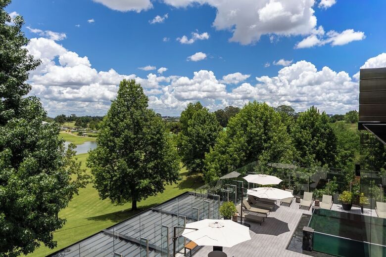 Suryaa Hotel Pinhais, Curio Collection By Hilton
