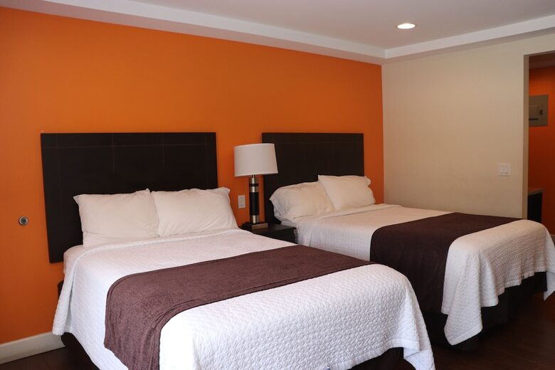 Hotel Curtis Inn & Suites