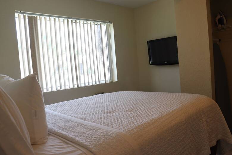 Hotel Curtis Inn & Suites