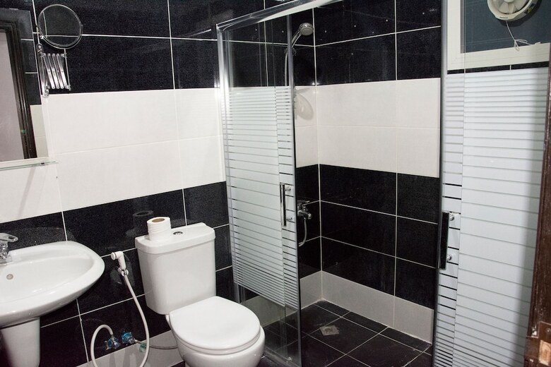 Hotel Flowers Inn 2