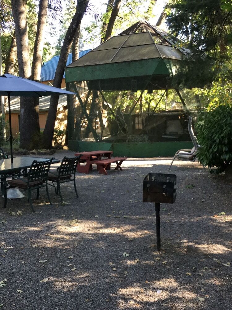 Cedar Lodge Motel