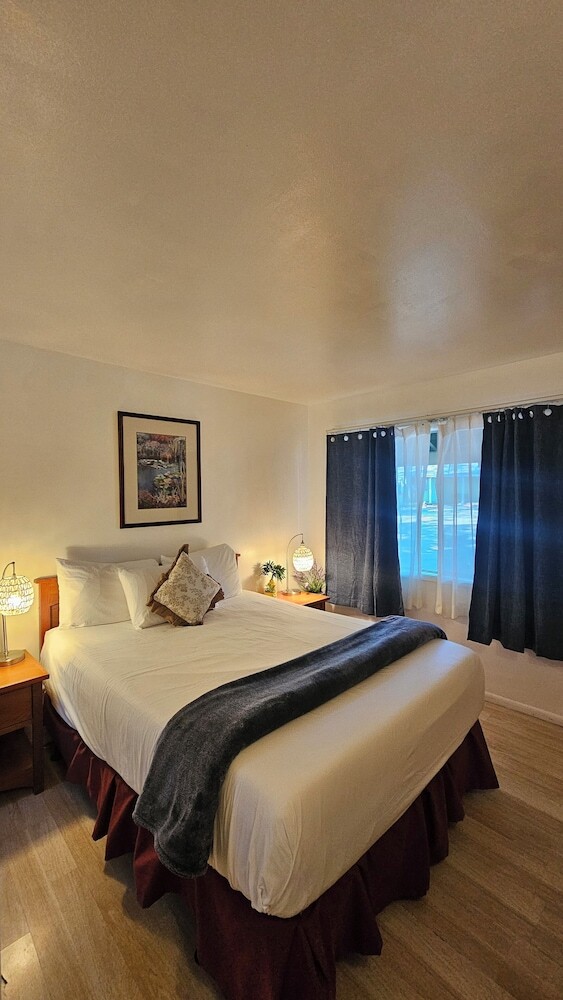 Cedar Lodge Motel