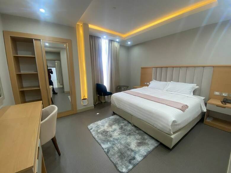 Eyana Hotel