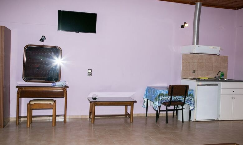 Petania Hotel & Apartments