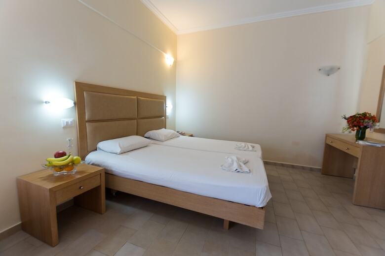 Amaryllis Front Beach Hotel