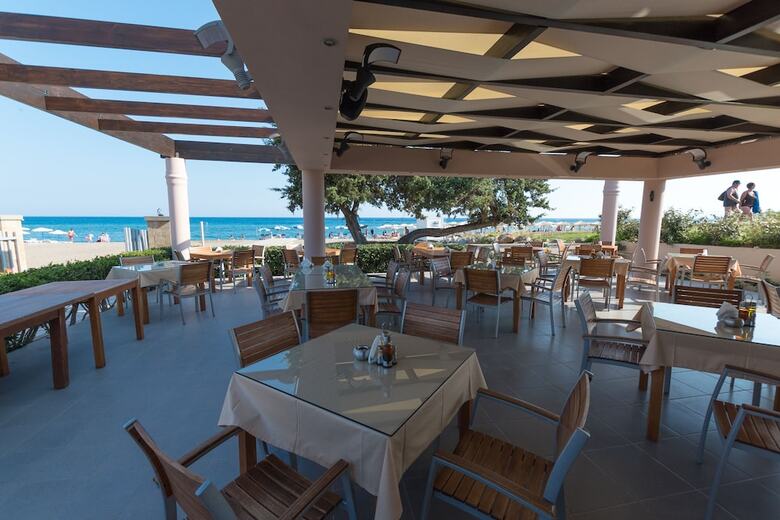 Amaryllis Front Beach Hotel