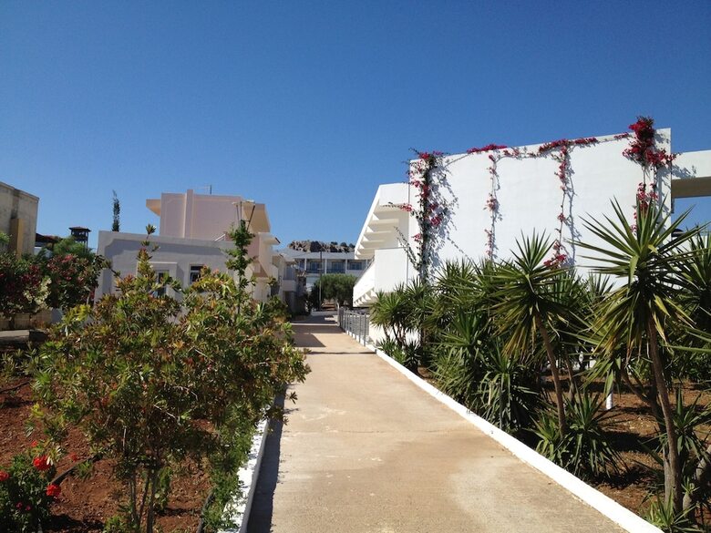 Amaryllis Front Beach Hotel