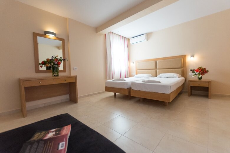 Amaryllis Front Beach Hotel