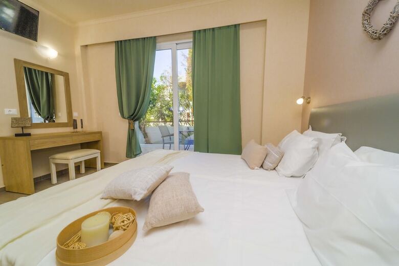 Amaryllis Front Beach Hotel