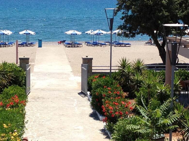 Amaryllis Front Beach Hotel
