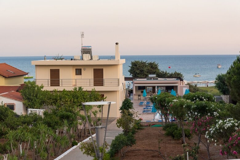 Amaryllis Front Beach Hotel