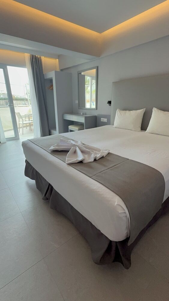 Amaryllis Front Beach Hotel