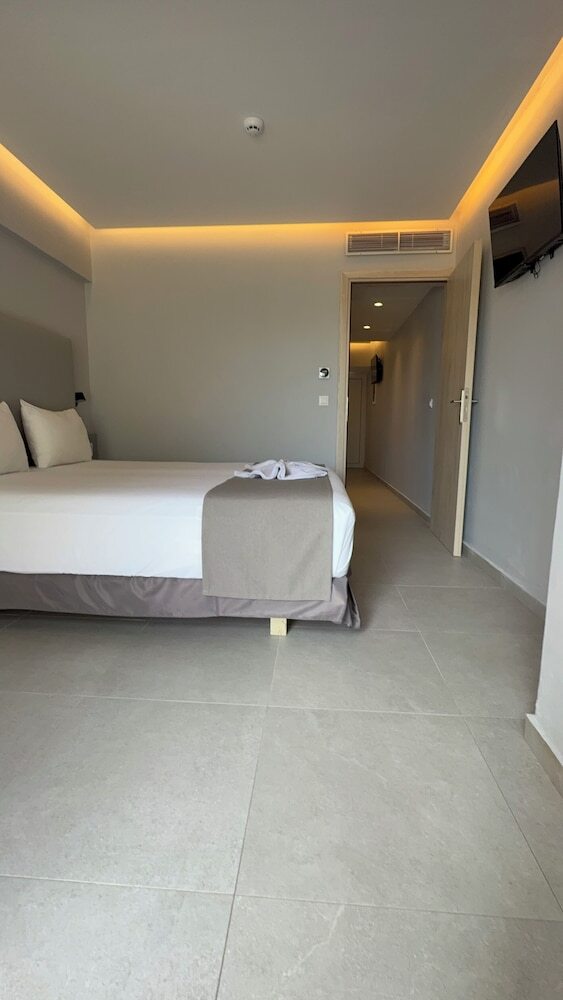 Amaryllis Front Beach Hotel
