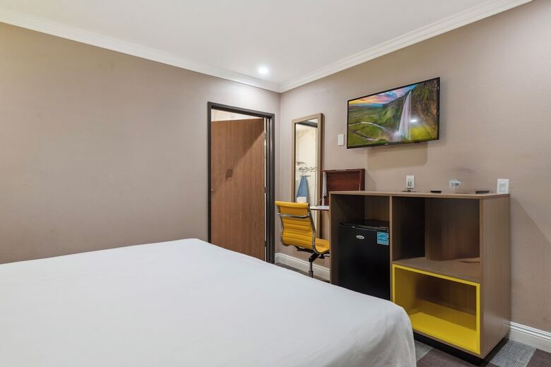Hotel H-wood