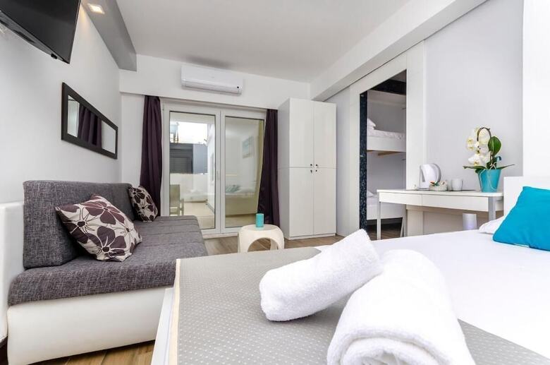 Room-all Saints Suites B&B Kastela