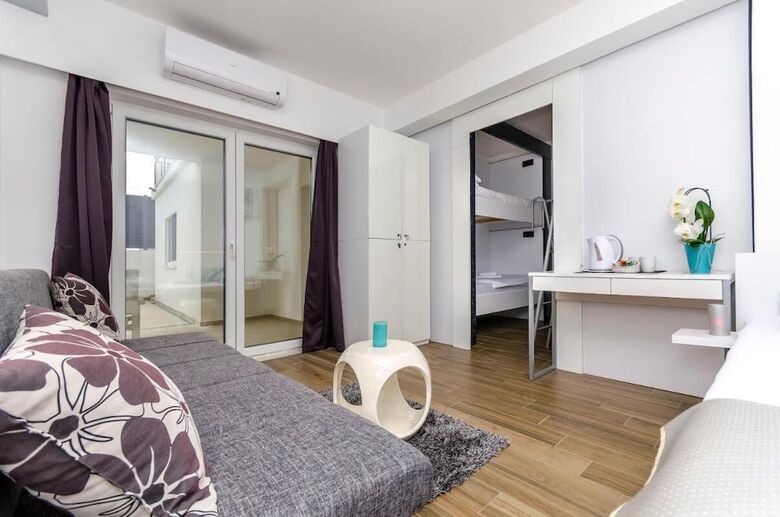 Room-all Saints Suites B&B Kastela