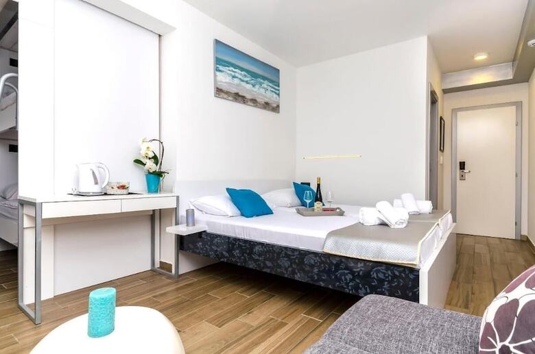 Room-all Saints Suites B&B Kastela