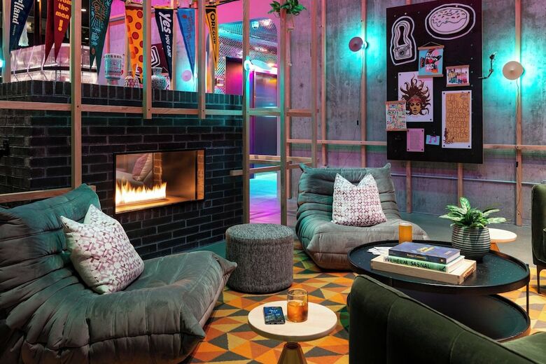 Hotel Moxy Portland Downtown