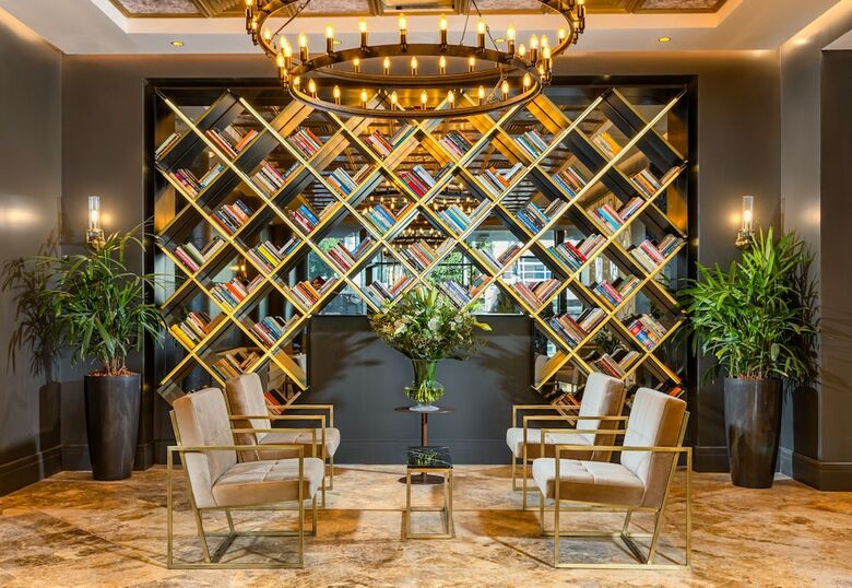 Hotel Debrah Brown
