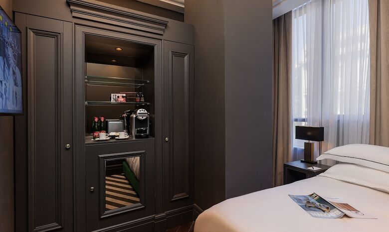 Hotel Debrah Brown
