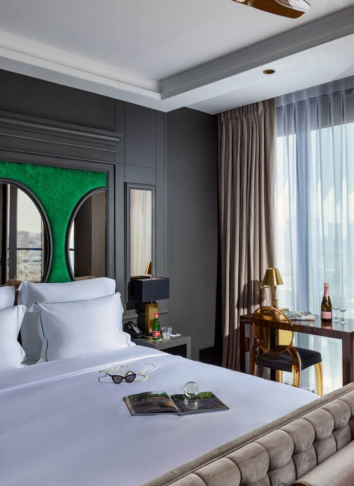 Hotel Debrah Brown